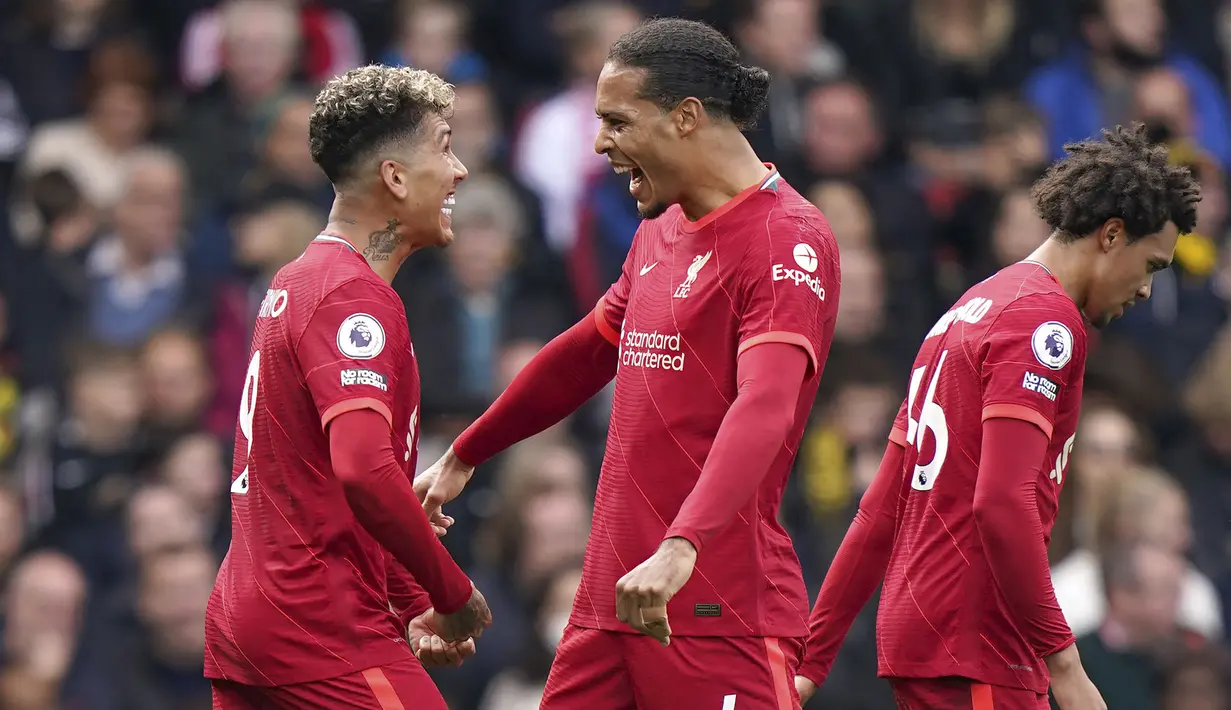 Liverpool yang bermain lebih dahulu di pekan ke-8 Liga Inggris, Sabtu (16/10/2021) berhasil melibas tuan rumah Watford 5-0 untuk membawa mereka memimpin dalam klasemen sementara. Lima gol Liverpool di antaranya disumbangkan Roberto Firmino yang membuat hattrick. (PA via AP/Tess Derry)