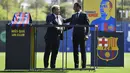 <p>Bek baru Barcelona dari Prancis Jules Kounde (kanan) berjabat tangan dengan Presiden Barcelona Joan Laporta saat upacara presentasi di tempat latihan Joan Gamper di Sant Joan Despi, Barcelona (1/8/2022). Barcelona merogoh kocek cukup dalam untuk mendatangkan Kounde. Dari Sevillia, Kounde ditebus dengan harga 50 juta Euro atau setara Rp762,38 miliar. (AFP/Pau Barrena)</p>