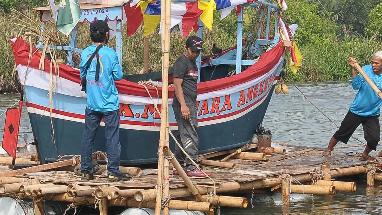 FOTO: Sedekah Bumi Nadran, Tradisi Nelayan Muara Angke untuk Mensyukuri Kelimpahan Hasil Laut