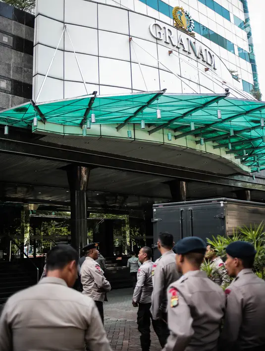 Personel kepolisian disiagakan jelang penyitaan aset di Gedung Granadi, Jakarta, Senin (17/12). Penjagaan ketat tersebut dikarenakan akan ada aksi yang menuntut semua aset Soeharto, keturunan dan kroni-kroninya disita negara. (Liputan6.com/Faizal Fanani)