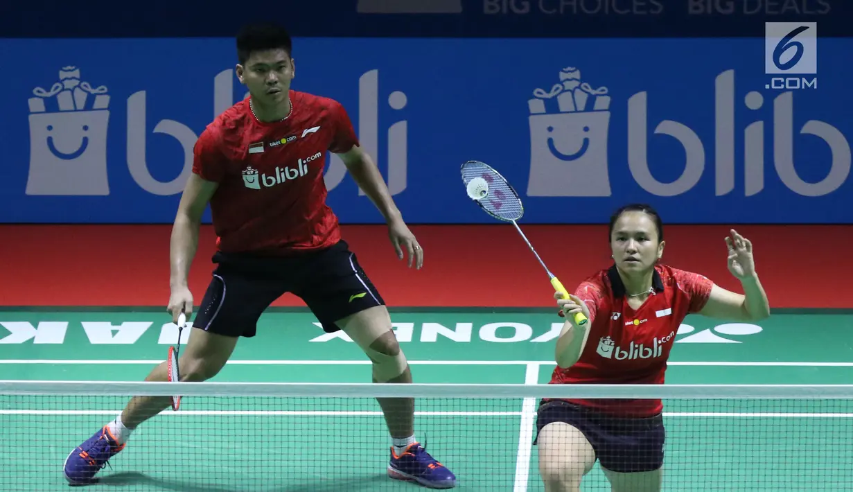 Praveen Jordan/Melati Daeva Oktavianti (Indonesia) saat melawan Lee Chun Hei Reginald/Chau Hoi Wah (Hong Kong) pada Indonesia Open 2018 di Istora GBK Jakarta, (3/7). Praveen Jordan/Melati Daeva kalah 21-17, 14-21, 17-21. (Liputan6.com/Helmi Fithriansyah)