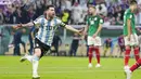<p>Megabintang Argentina, Lionel Messi masuk dalam bursa persaingan trofi sepatu emas Piala Dunia 2022. Sejauh ini La Pulga telah mengemas dua gol. (AP/Ariel Schalit)</p>