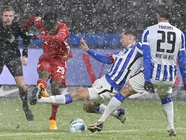 Gol semata wayang Bayern Muenchen diciptakan oleh Kingsley Coman yang mendapat ruang tembak cukup terbuka dari luar kotak penalti. (Foto: AP/Pool/John MacDougall)