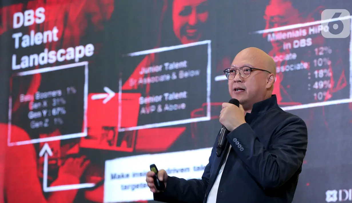 Managing Director Head of Digital Banking, PT Bank DBS Indonesia Leonardo Koesmanto memberikan paparan pada Konferensi Tech in Asia Jakarta 2019, Rabu (9/10/2019). Bank DBS Indonesia turut mendukung tumbuh kembang startup yang dapat mendorong perekonomian Indonesia. (Liputan6.com/Fery Pradolo)