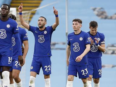 Gelandang Chelsea, Hakim Ziyech (tengah) melakukan selebrasi usai mencetak gol pertama timnya ke gawang Manchester City dalam laga lanjutan Liga Inggris 2020/2021 pekan ke-35 di Etihad Stadium, Manchester, Sabtu (8/5/2021). Chelsea menang 2-1 atas Manchester City. (AP/Martin Rickett/Pool)