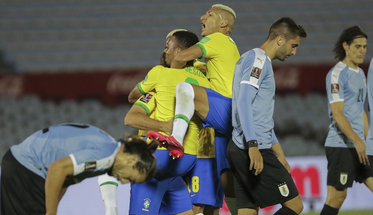 Pemain Brasil merayakan gol yang dicetak Arthur Melo ke gawang Uruguay pada laga lanjutan kualifikasi Piala Dunia zona CONMEBOL di Estadio Centenario, Rabu (18/11/2020) pagi WIB. Brasil menang 2-0 atas Uruguay. (AFP/Raul Martinez/pool)