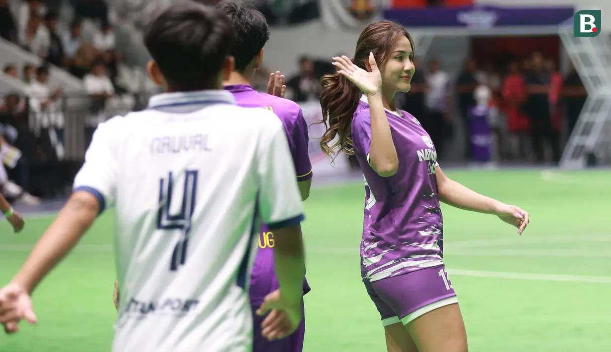 Safira Ika (kanan) menyapa para penonton disela-sela fun match AXIS Nation Cup 2023 di Istora Senayan, Jakarta, Minggu (15/10/2023). (Bola.com/M Iqbal Ichsan)
