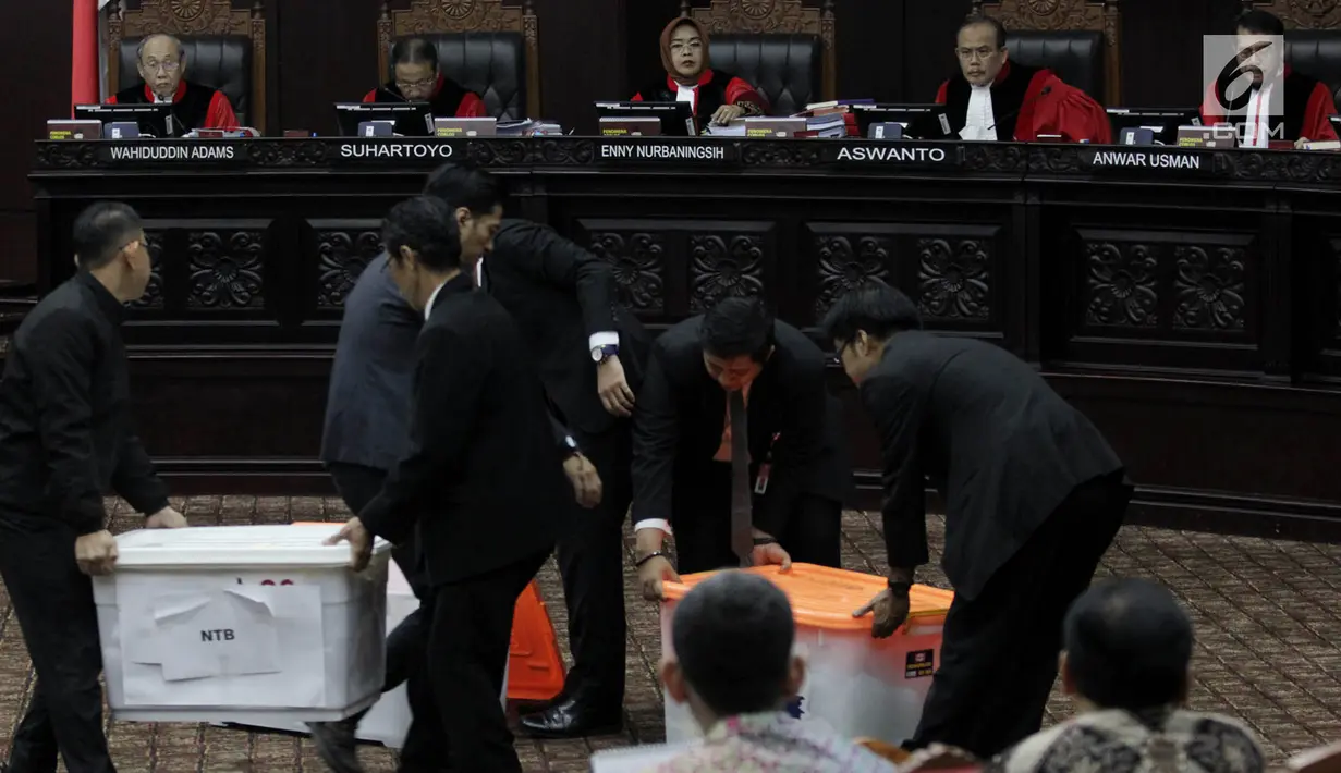 Petugas membawa kontainer berisi barang bukti milik BPN Prabowo-Sandiaga yang dihadirkan dalam sidang lanjutan sengketa Pilpres 2019 di MK, Jakarta, Rabu (19/6/2019). Sidang kali ini beragendakan mendengar keterangan saksi dan ahli terkait sengketa Pilpres 2019. (merdeka.com/Iqbal Nugroho)