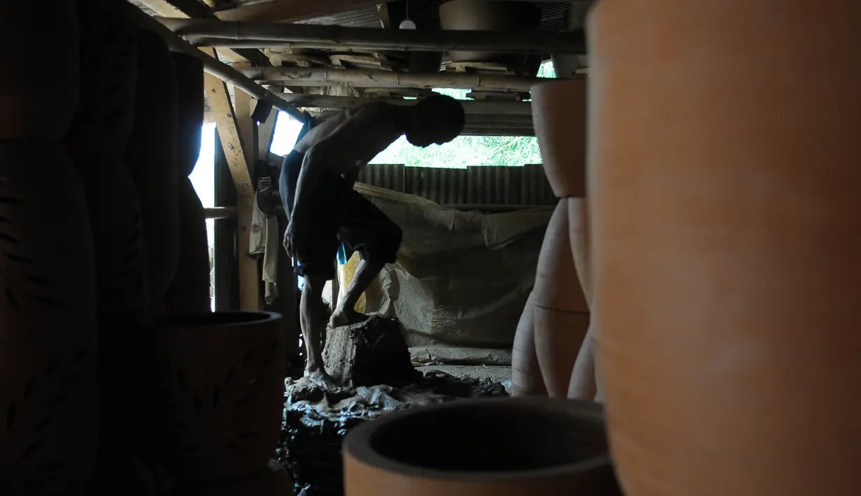 Penjualan pot keramik ini masih di seputar Jabodetabek dengan kisaran harga yang bervariasi tergantung ukuran dan bentuk. (merdeka.com/Imam Buhori)