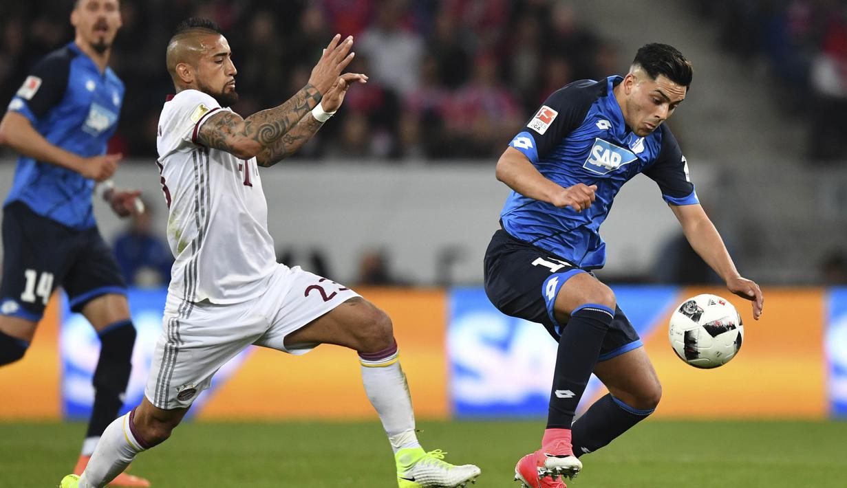 Pemain Hoffenheim, Nadiem Amiri (kanan) mengontrol bola saat dkejar pemain Bayern, Arturo Vidal pada lanjutan Bundesliga Jerman di Rhein-Neckar-Arena, Sinsheim, Selasa(4/4/2017). Hoffenheim menang 1-0. (Uwe Anspach/dpa via AP)