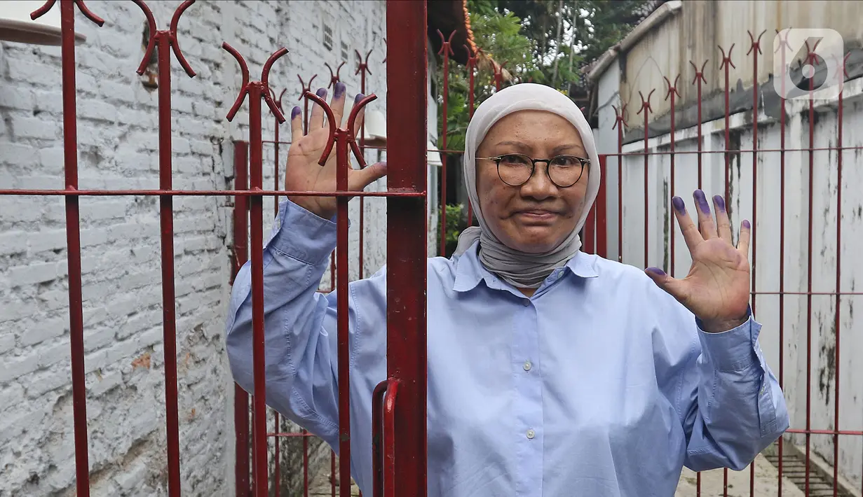 Ratna Sarumpaet menyapa pewarta di kediamannya usai dinyatakan bebas dari hukuman pidana kasus penyebaran berita bohong atau hoaks, Jakarta, Kamis (26/12/2019). Ratna keluar dari Lapas Perempuan Kelas IIA Pondok Bambu setelah permohonan bebas bersyaratnya dikabulkan. (Liputan6.com/Herman Zakharia)