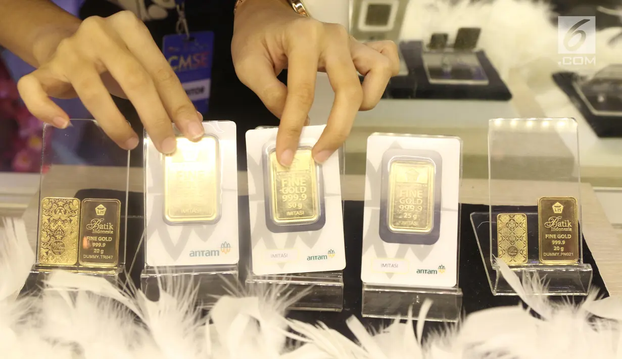 Petugas menunjukan dummy emas batangan saat pameran di Jakarta, Jumat (23/8/2019). Pada hari sebelumnya, harga emas mencapai Rp 755 ribu per gram. (Liputan6.com/Angga Yuniar)