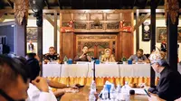 Bupati Lumajang  Thoriqul Haq (Kanan) memimpin rapat evaluasi pembangunan Huntara penyintas erupsi Gunung Semeru (Istimewa)