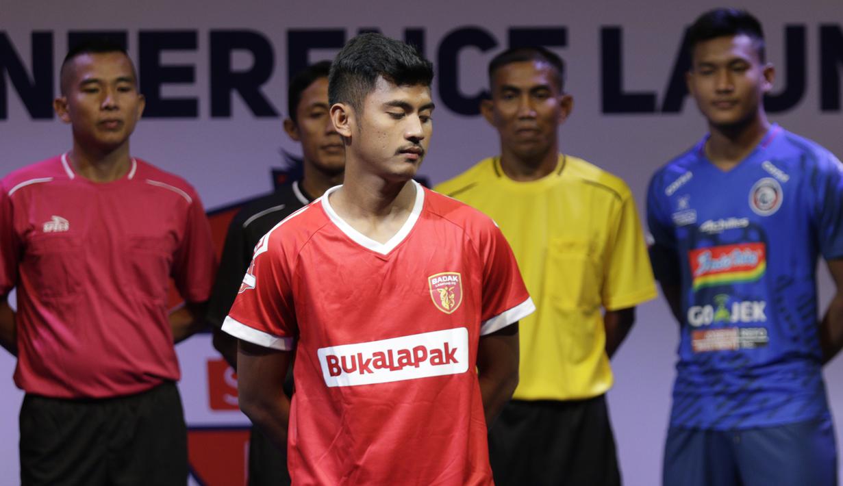 Pemain Badak Lampung berpose saat Peluncuran Shopee Liga 1 di SCTV Tower, Jakarta, Senin (13/5). Sebanyak 18 klub akan bertanding pada Liga 1 mulai tanggal 15 Mei. (Bola.com/Vitalis Yogi Trisna)
