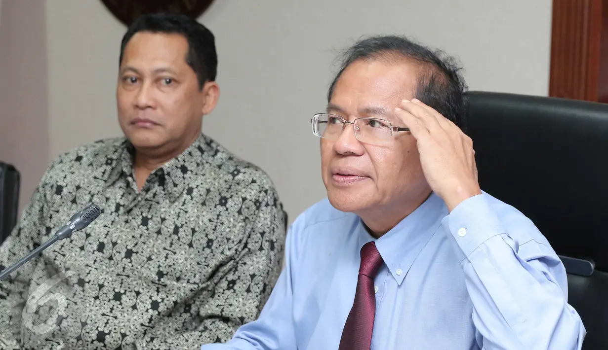 Menko Bidang Kemaritiman Rizal Ramli saat rapat koordinasi dikantornya, Jakarta, Senin (21/12). Negara yang dibebaskan dari visa kunjungan ke RI, yaitu Uzbekistan, Bangladesh, Palestina, Israel, Uruguay, Jamaika, Paraguay. (Liputan6.com/Angga Yuniar)
