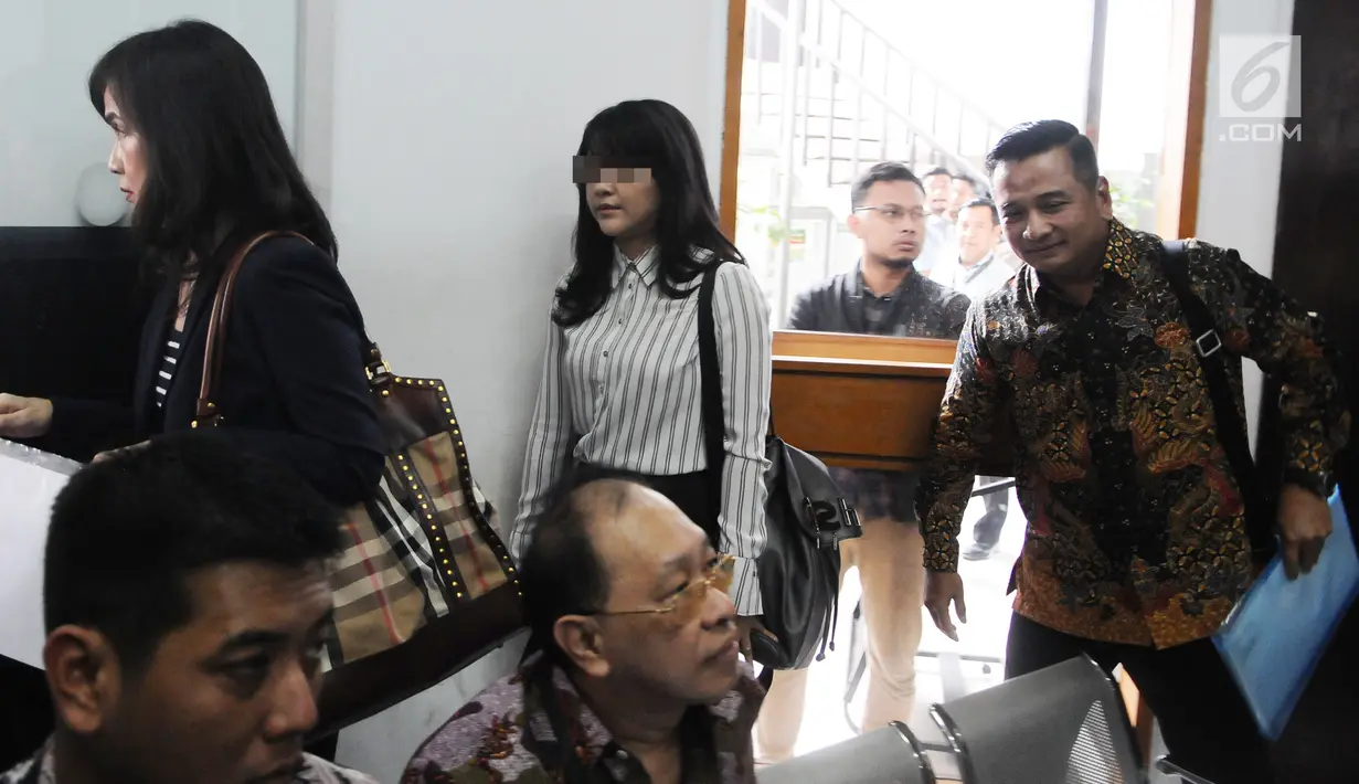 Pegawai kontrak Dewan Pengawas BPJS Ketenagakerjaan yang menjadi korban dugaan pelecehan seksual, RA, tiba untuk sidang perdana di PN Jakarta Selatan, Rabu (6/3). Ia menggugat SAB dengan gugatan imateriel Rp1 triliun. (Liputan6.com/Herman Zakharia)