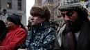 Pengunjuk rasa dari komunitas Yaman melakukan salat berjamaah saat aksi memprotes perintah eksekutif Donald Trump di New York, AS (2/2). Setidaknya 1.000 pemilik toko asal Yaman di AS menutup tokonya . (Spencer Platt / Getty Images / AFP)
