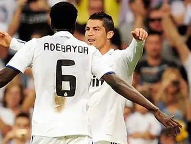 Keceriaan Emmanuel Adebayor (kiri) dan Cristiano Ronaldo pada partai pamungkas La Liga 2010-2011 di Santiago Bernabeu, 21 Mei 2011. AFP PHOTO/DANI POZO