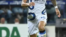 Pemain Inter Milan Lautaro Martinez mengontrol bola saat melawan Cagliari pada pertandingan sepak bola Liga Italia di Sardegna Arena, Cagliari, Italia, 15 Mei 2022. Inter Milan menang 3-1. (Alberto PIZZOLI/AFP)