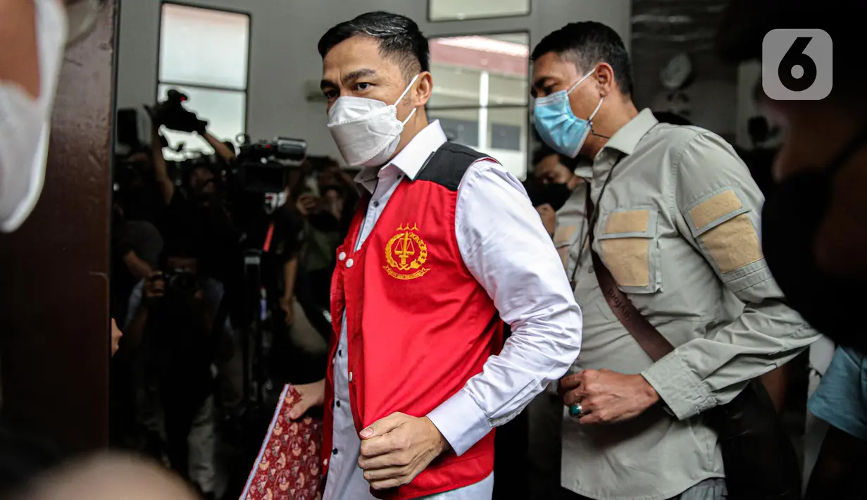 Terdakwa Arif Rachman Arifin bersiap menjalani sidang perdana di Pengadilan Negeri Jakarta Selatan, Rabu (19/10/2022). Arif Rachman Arifin, adalah orang yang melihat Brigadir J masih hidup setelah Ferdy Sambo tiba di rumah dinas Jl Duren Tiga pada 8 Juli 2022. (Liputan6.com/Faizal Fanani)