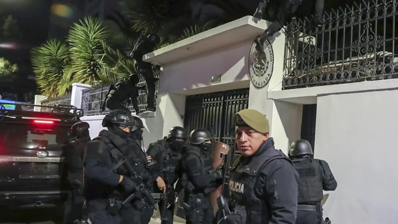 Polisi Ekuador menerobos masuk ke Kedutaan Meksiko di Quito pada Jumat (5/4/2024). Penggerebekan terjadi beberapa jam setelah pemerintah Meksiko memberikan suaka politik kepada mantan Wakil Presiden Ekuador Jorge Glas.
