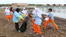 Siswa-siswi SMK membersihkan pantai dalam program Sekolah Pantai Indonesia (SPI) di pesisir pantai Karongsong, Kabupaten Indramayu, Jawa Barat (20/11). Kegiatan ini merupakan Gerakan Cinta Laut Kementerian Kelautan dan Perikanan (KKP). (Liputan6.com/KKP)