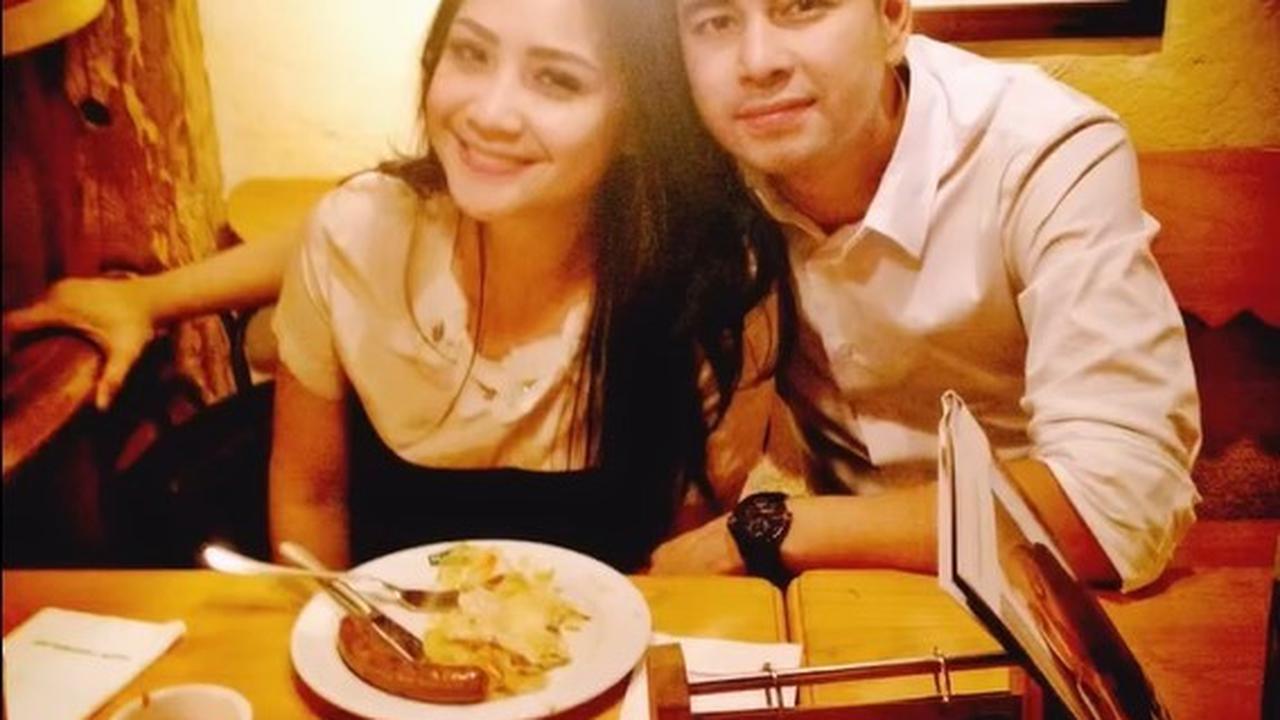 Foto mereka berdua di sebuah tempat makan menunjukkan kebersamaan yang penuh cinta setelah menikah, seolah mereka masih menjalani masa pacaran.<br>