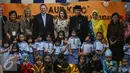 Mendikbud Anies Baswedan dan PM Selandia Baru John Phillip Key foto bersama dengan anak-anak paud di Kemendikbud, Jakarta, Senin (18/7). Kunjungan tersebut dalam rangka peluncuran  kerjasama pendidikan anak usia dini. (Liputan6.com/Faizal Fanani)