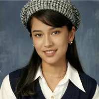 Dian Sastrowardoyo terlihat begitu manis. Ia tampil dengan rambut berponi dan makeup simple. Tambahan aksesori jadikan dirinya kian curi atensi. [Foto: Instagram/ Dian Sastrowardoyo]