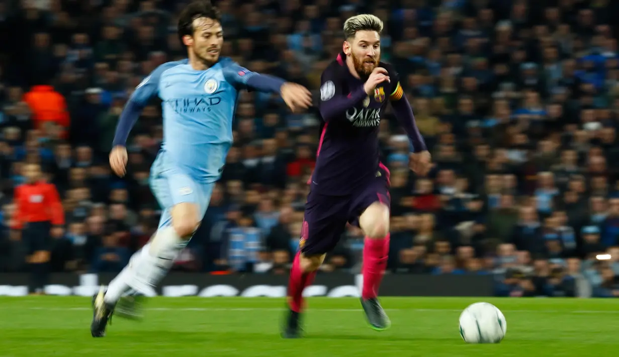 Penyerang Barcelona, Lionel Messi berusaha membawa bola dari kejaran gelandang City, David Silva pada grup C Liga Champions di stadion Etihad, Manchester, (2/11). City menang atas Barcelona dengan skor 3-1. (Reuters/Jason Cairnduff)