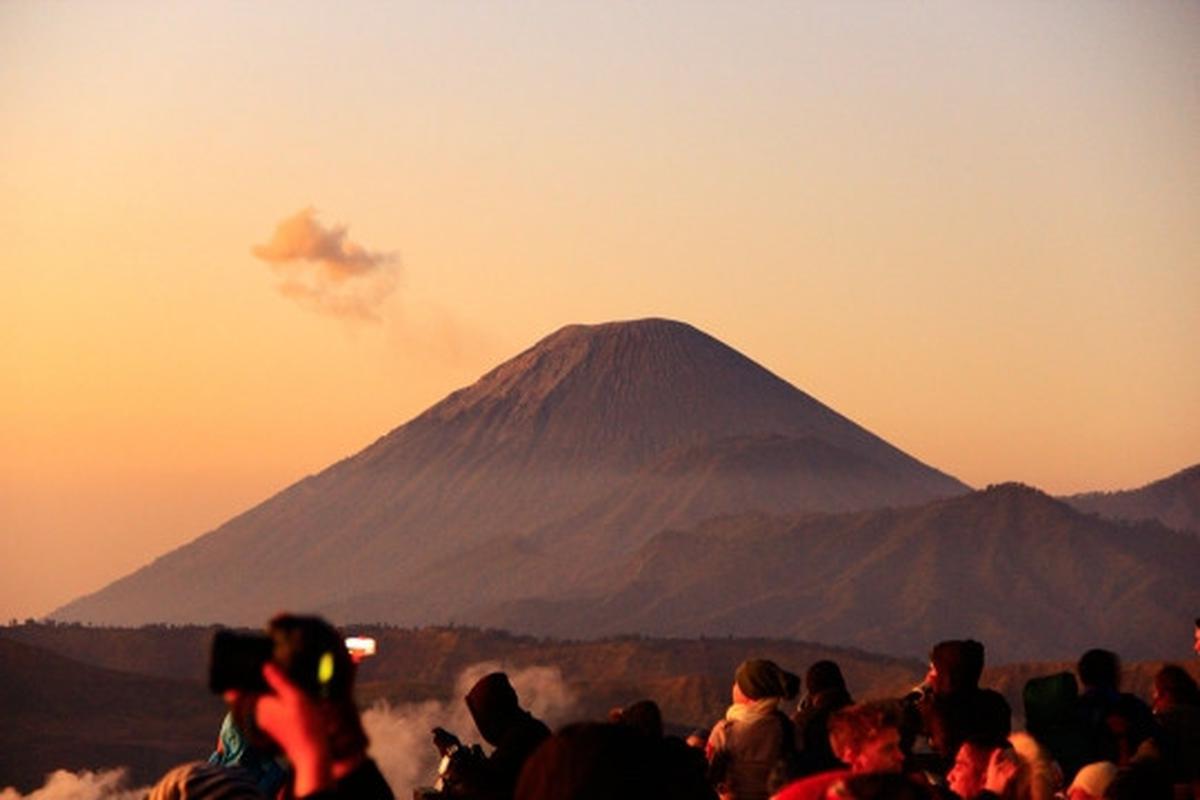 Ramai-ramai abadikan keindahan panorama Bromo yang eksotis