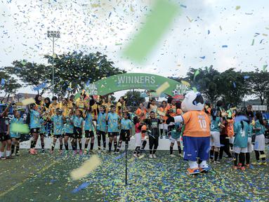 Para pemain dari SDN Pulogebang 13, SDN Gedong 03, SDN Kalisari 01, dan SDN Mekarjaya 12 berselebrasi setelah laga final MilkLife Soccer Challange Jakarta 2025 yang berlangsung di Kingkong Soccer Arena, Cijantung, Jakarta Timur pada Minggu (04/05/2025). (Bola.com/Bagaskara Lazuardi)