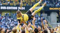 Marco Reus disambut para pemain Borussia Dortmund dalam laga terakhirnya di Bundesliga 2023/2024. Reus memutuskan pensiun setelah akhir musim ini. (Bernd Thissen/dpa via AP)