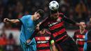 Pemain Bayer Leverkusen, Jonathan Glao Tah berduel udara dengan pemain Barcelona, Munir El Haddadi (kiri)  pada leg kedua grup E Liga Champions di Stadion Bay Arena, Laverkusen, Jerman, Kamis (10/12/2015) dini hari WIB.  (AFP Photo/Patrik Stollarz)