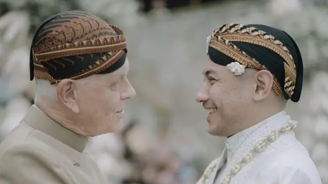 Foto postingan Instagram: Tiko sungkeman dengan ayah mendiang Ashraf Sinclair/ @bcltiko