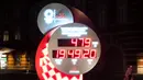 Layar digital untuk menunjukkan jam hitung mundur penyelenggaraan Olimpiade Tokyo 2020 di Tokyo, Selasa (31/3/2020). Tokyo menyetel ulang jam hitungan mundur Olimpiade 2020 yang ditunda akibat pandemi virus corona hingga tahun depan, yang akan dimulai pada 23 Juli 2021. (AP/Jae C. Hong)