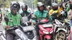 Pengemudi ojek online atau daring saat menunggu calon penumpang di Jakarta, Kamis (3/7/2025). (Liputan6.com/Angga Yuniar)