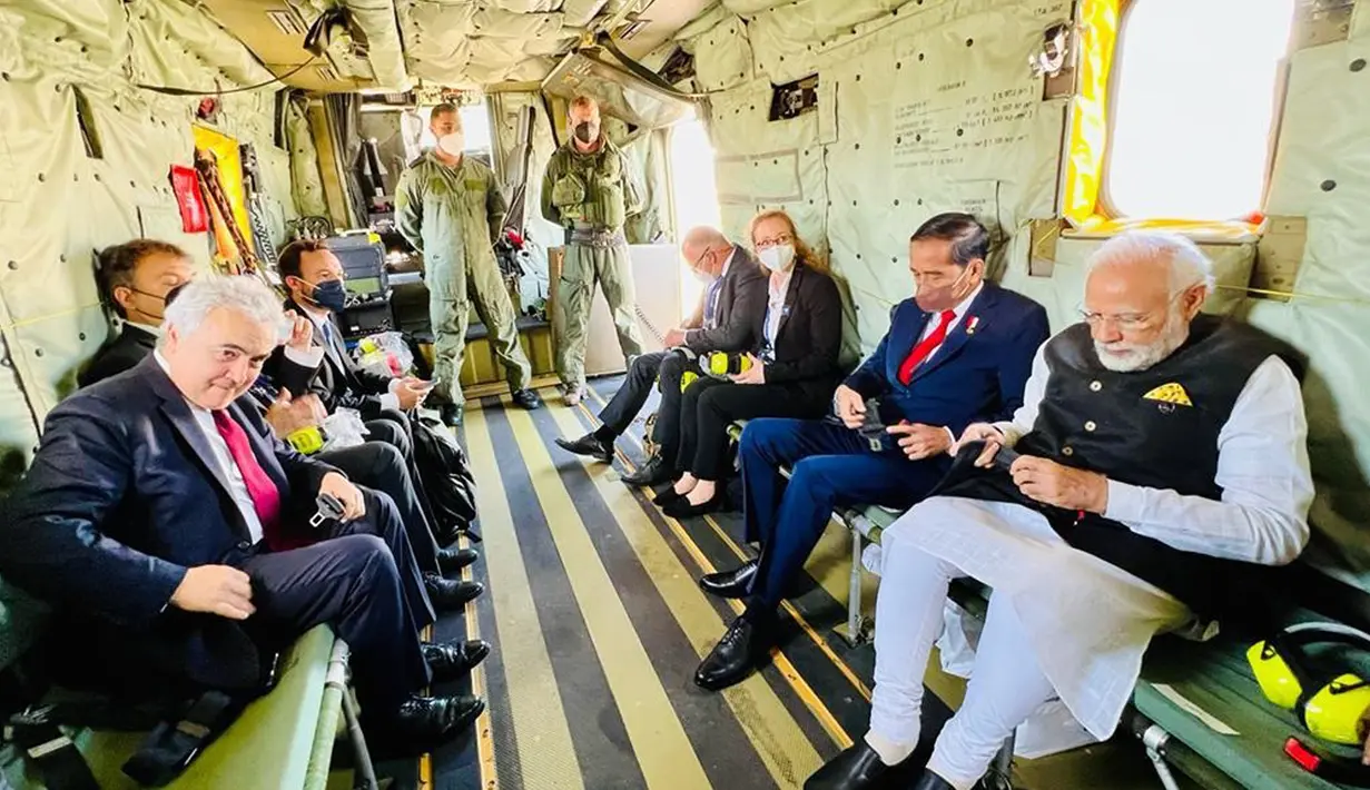 Presiden Joko Widodo atau Jokowi (kedua kanan) bersama Perdana Menteri India Narendra Modi dalam helikopter menuju lokasi KTT G7 di Munich, Jerman, 27 Juni 2022. Dalam kunjungan kerjanya di Munich, Jokowi didampingi Menteri Luar Negeri Retno Marsudi dan Sekretaris Kabinet Pramono Anung. (Foto: Muchlis Jr - Biro Pers Sekretariat Presiden)