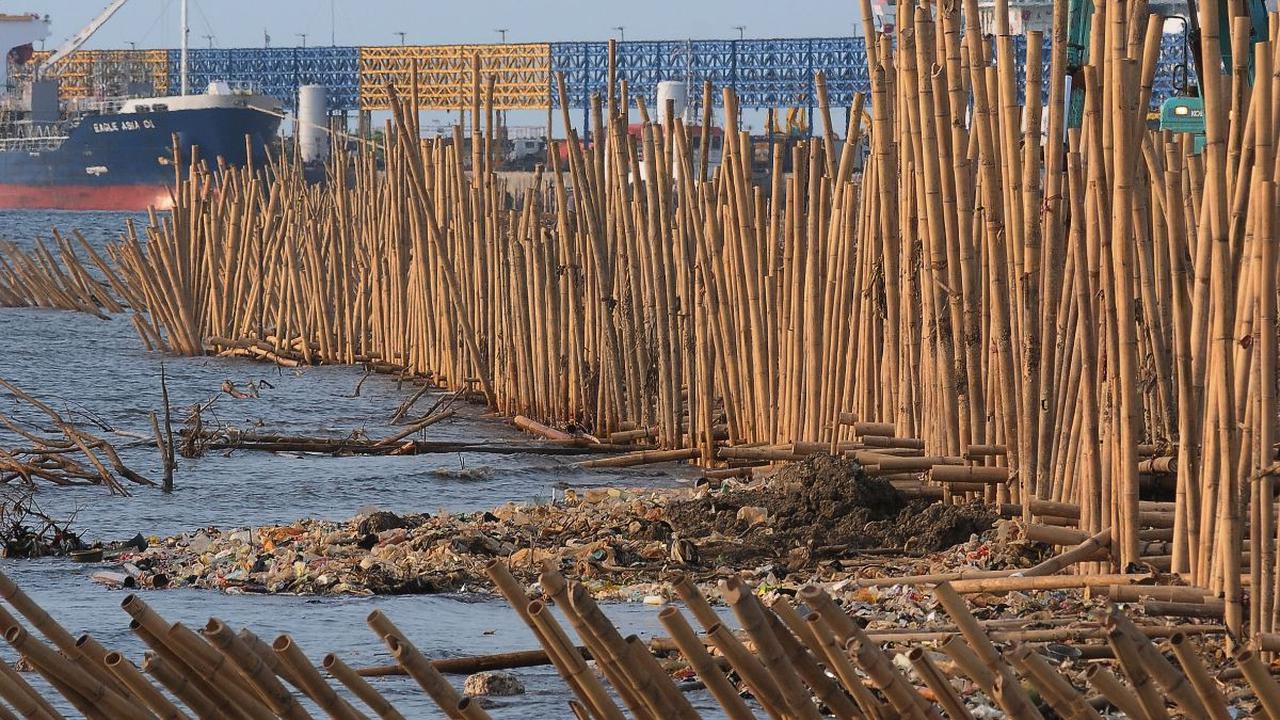 Deretan bambu tampak terpasang di pesisir pantai kawasan Pelabuhan Marunda Center Terminal (MCT) Jurong Port JV, Tarumajaya, Bekasi, Jawa Barat (23/6/2023).
