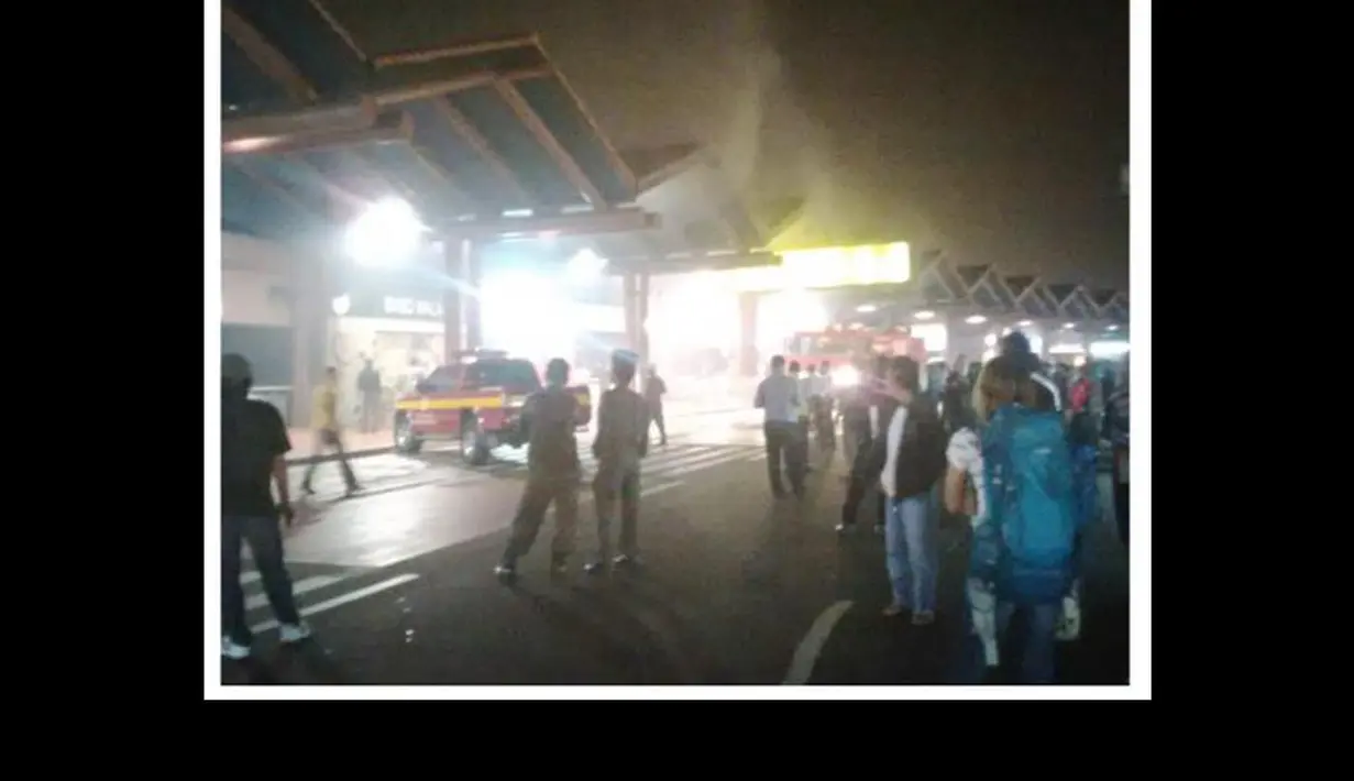 Restoran capat saji i di Terminal 2 Keberangkatan Bandara Soekarno-Hatta terbakar, Jakarta, Kamis (14/8/2014) (Twitter)