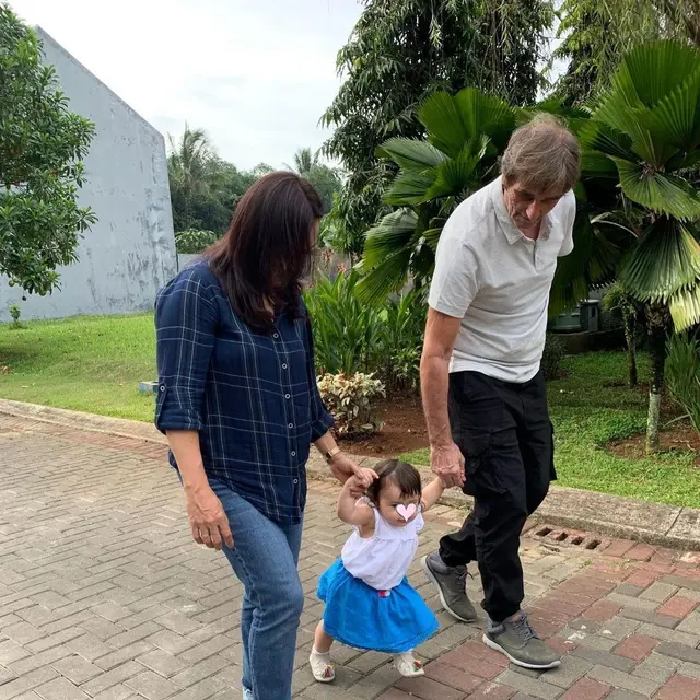 Ayah Asmirandah Meninggal Dunia, Ini 6 Potret Kenangannya Bareng Keluarga