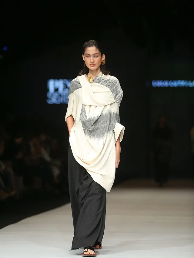 Parade apik tenun dan lurik di panggung JFW 2019