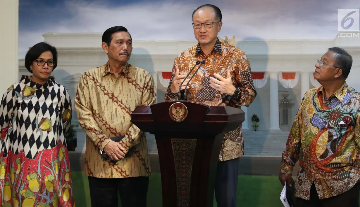Presiden Bank Dunia, Jim Yong Kim didampingi Menteri Keuangan Sri Mulyani, Menko Maritim Luhut Panjaitan dan Menko Perekonomian Darmin Nasution memberikan keterangan kepada media di Istana Merdeka, Jakarta, Rabu (26/7). (Liputan6.com/Angga Yuniar)