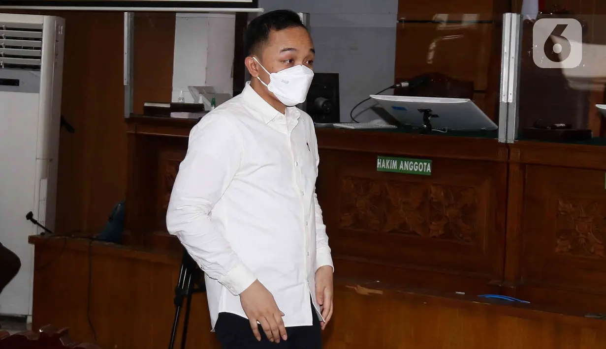 Terdakwa kasus dugaan pembunuhan berencana Brigadir Yosua, Ricky Rizal bersiap mengikuti sidang lanjutan di PN Jakarta Selatan,Selasa (14/2/2023). Brigadir J tewas diekskusi dengan cara ditembak 2-3 kali oleh Bharada E di rumah dinas Ferdy Sambo di Kompleks Polri Duren Tiga, Jakarta Selatan Pada 8 Juli 2022. (Liputan6.com/Herman Zakharia)