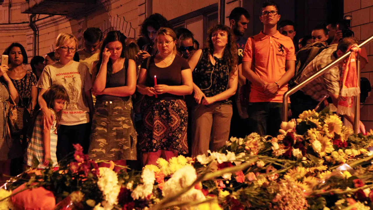 Orang-orang menyalakan lilin di kedutaan Belanda untuk korban Malaysia Airlines MH17 (REUTERS/Valentyn Ogirenko)