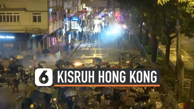 Hong Kong terus diwarnai aksi demonstrasi. Bentrokan dalam demonstrasi kembali terjadi bahkan membuat demonstran membakar sebuah pagar universitas.