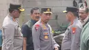 Kapolri Jenderal Listyo Sigit Prabowo (tengah) mendatangi langsung lokasi kebakaran Depo Pertamina Plumpang, Jakarta Utara, Sabtu (4/3/2023). Kapolri menyampaikan hingga siang ini sudah ada 15 jenazah korban kebakaran Depo Pertamina Plumpang yang dievakuasi ke RS Polri. (Liputan6.com/Herman Zakharia)