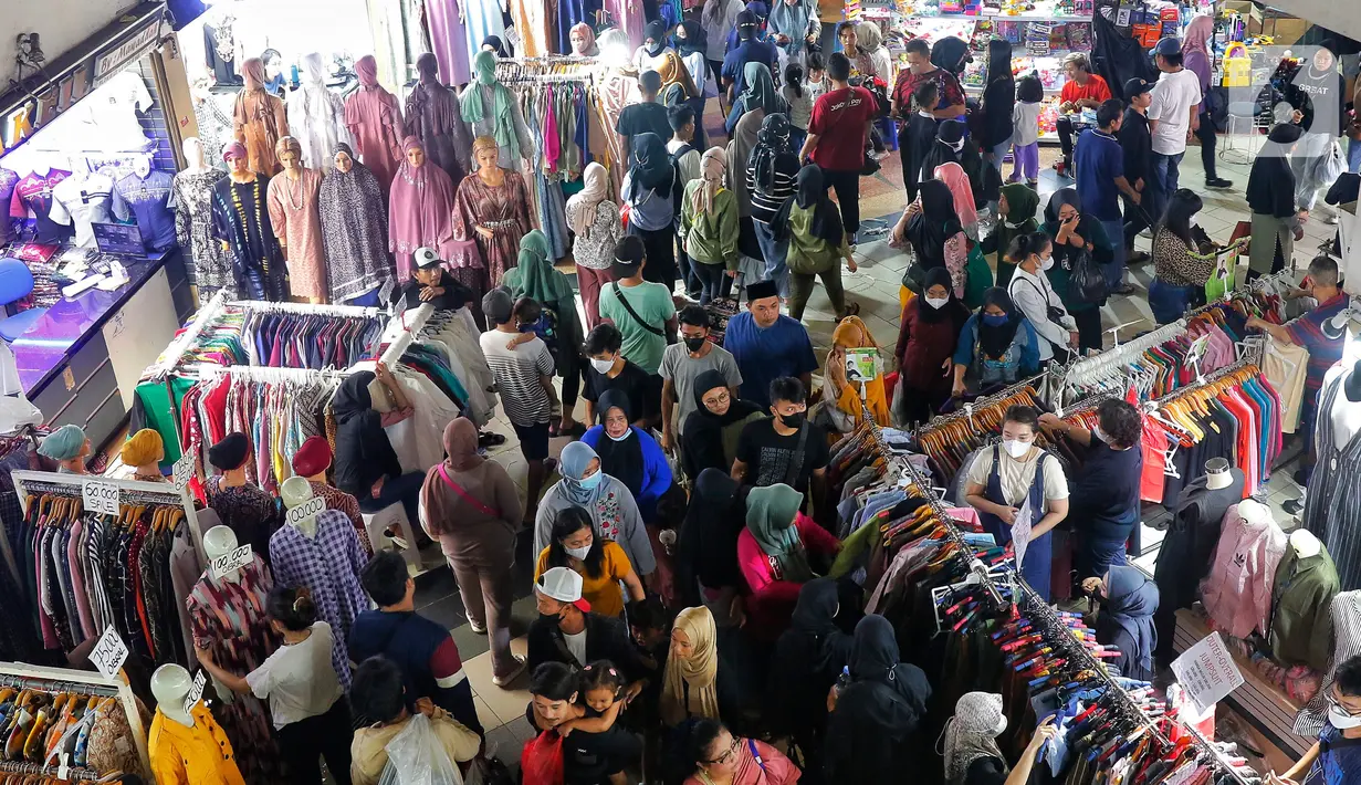 Warga memanfaatkan hari libur akhir pekan ini untuk berburu baju Lebaran. (Liputan6.com/Angga Yuniar)