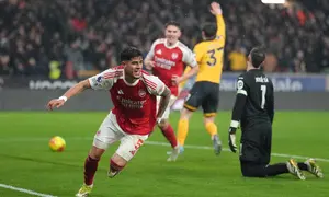 Arsenal harus puas bermain imbang 2-2 kontra Wolverhampton Wanderers pada laga pekan ke-31 Premier League di Molineux Stadium, Kamis (19/02/2026) dini hari WIB. Satu dari dua gol The Gunners dicetak Piero Hincapie pada menit ke-56. (AP Photo/Dave Shopland)