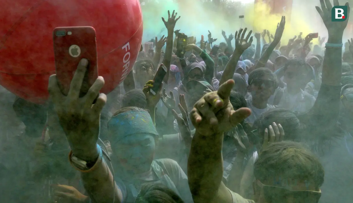 Sukacita para peserta The Color Run presented by CIMB Niaga yang digelar di Senayan, Jakarta pada Minggu (16/9/2018). Hero Tour diangkat menjadi tema The Color Run pada tahun 2018 ini dan sudah memasuki gelaran yang kelima. (Bola.com/Peksi Cahyo)